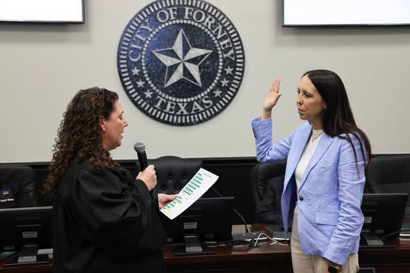 Judge Amy Tarno administering the oath of office